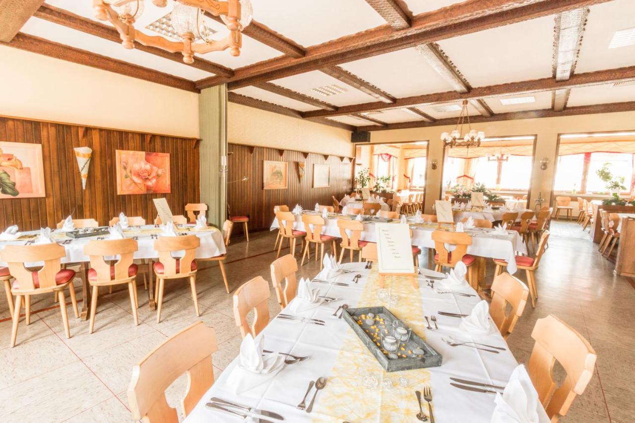 Großenlüder Hotel- Restaurant Zum Hirsch מראה חיצוני תמונה
